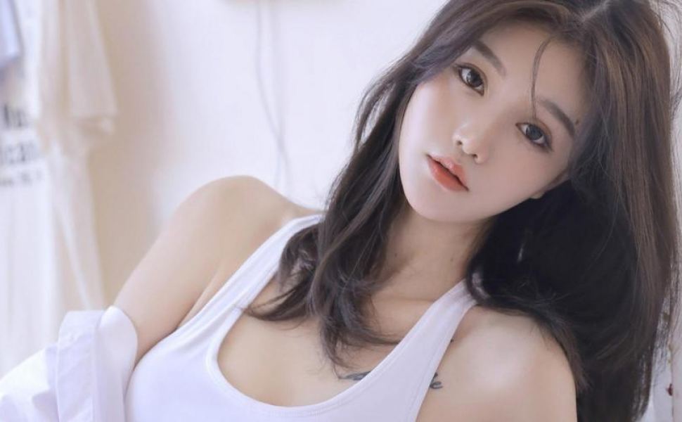 网红明日花绮伦私密内容外泄：金主调教视频曝光引反思，38E身材背后的教育与社会课题