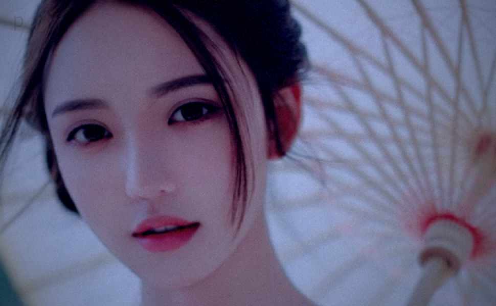 从高冷御姐到丝足母狗：抖音小团嫂私密视频曝光，人设崩塌背后的金钱与欲望警示