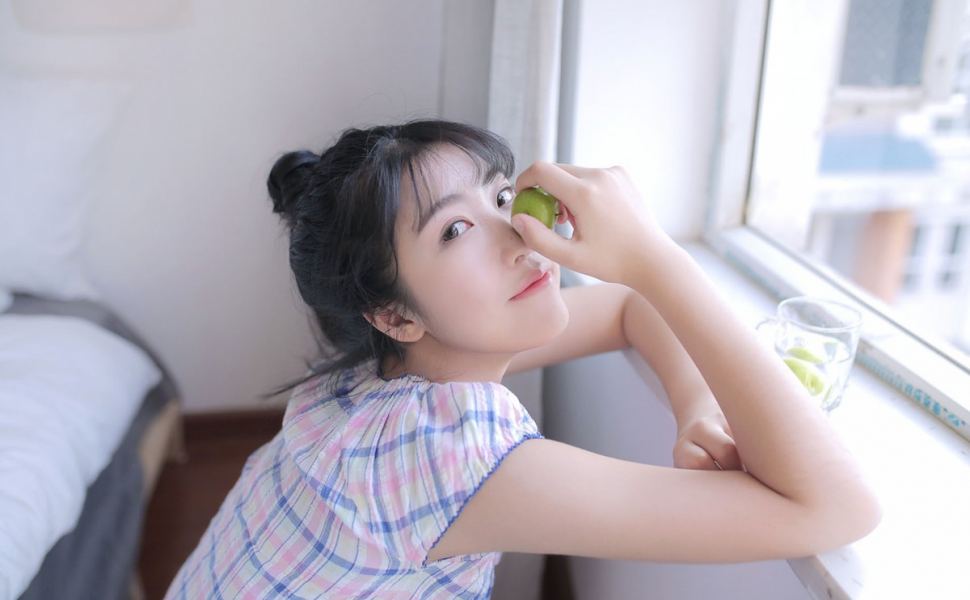 辣眼一幕！日照KTV女醉酒后公园内自慰，外卖小哥围观拍视频疯传