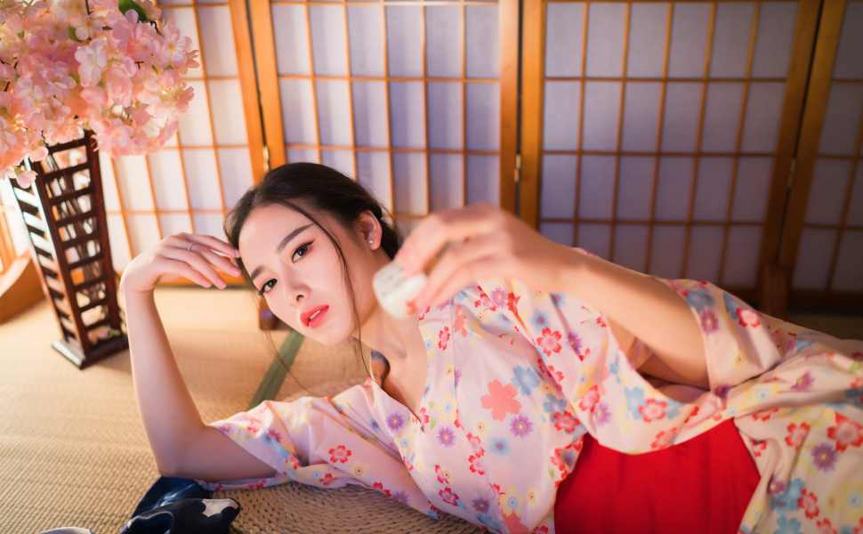大爷路边偶遇辣妹！当场“手动挡”操作惊呆路人，眼神稳得像高僧入定——老司机才是真大神！