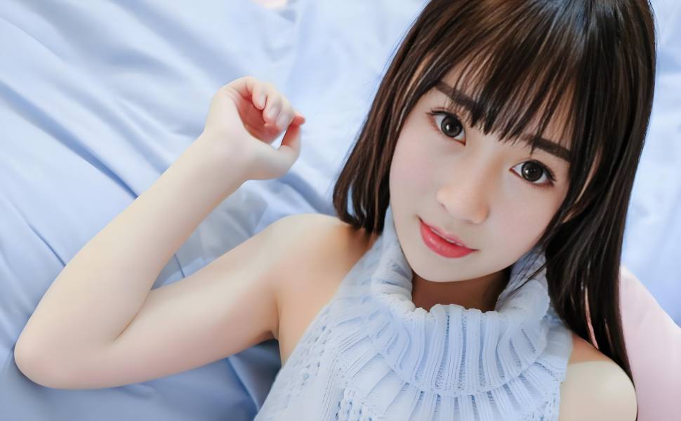 路边惊现大胸妹子，大爷淡定当众“手艺活”，网友直呼：这心理素质绝了！