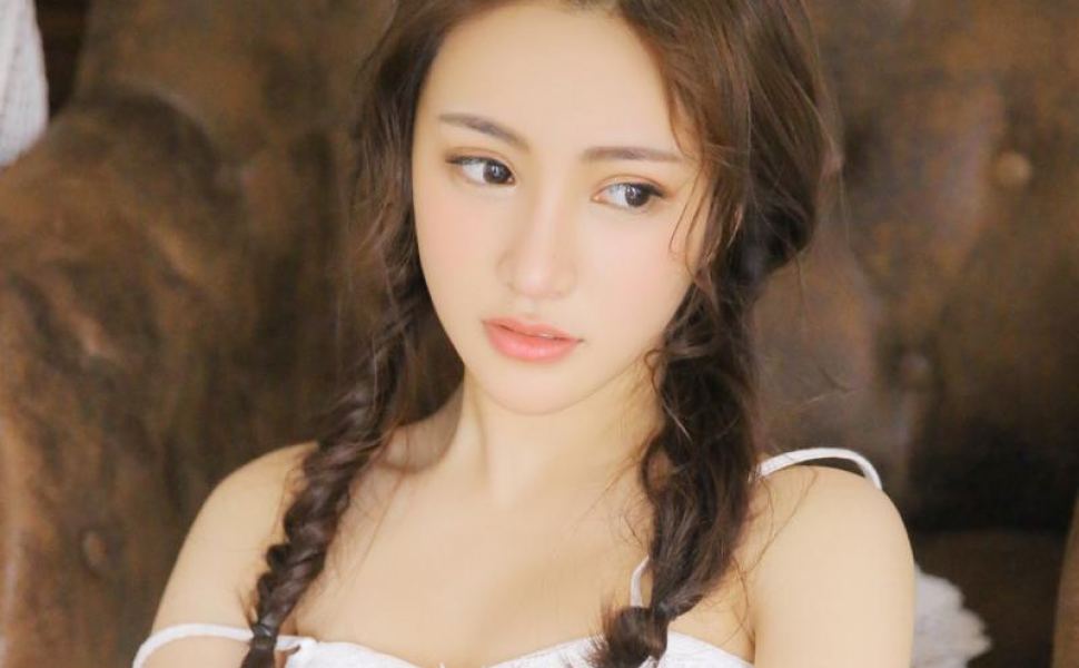 校花人设崩了？兰州外语学院李娜与男友自拍外泄，清纯外表下床战太猛