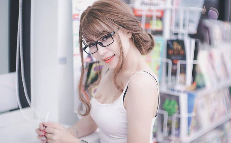 气质女神刘欣语？酒吧钓凯子5分40秒视频曝光，黑丝足交玩太野！